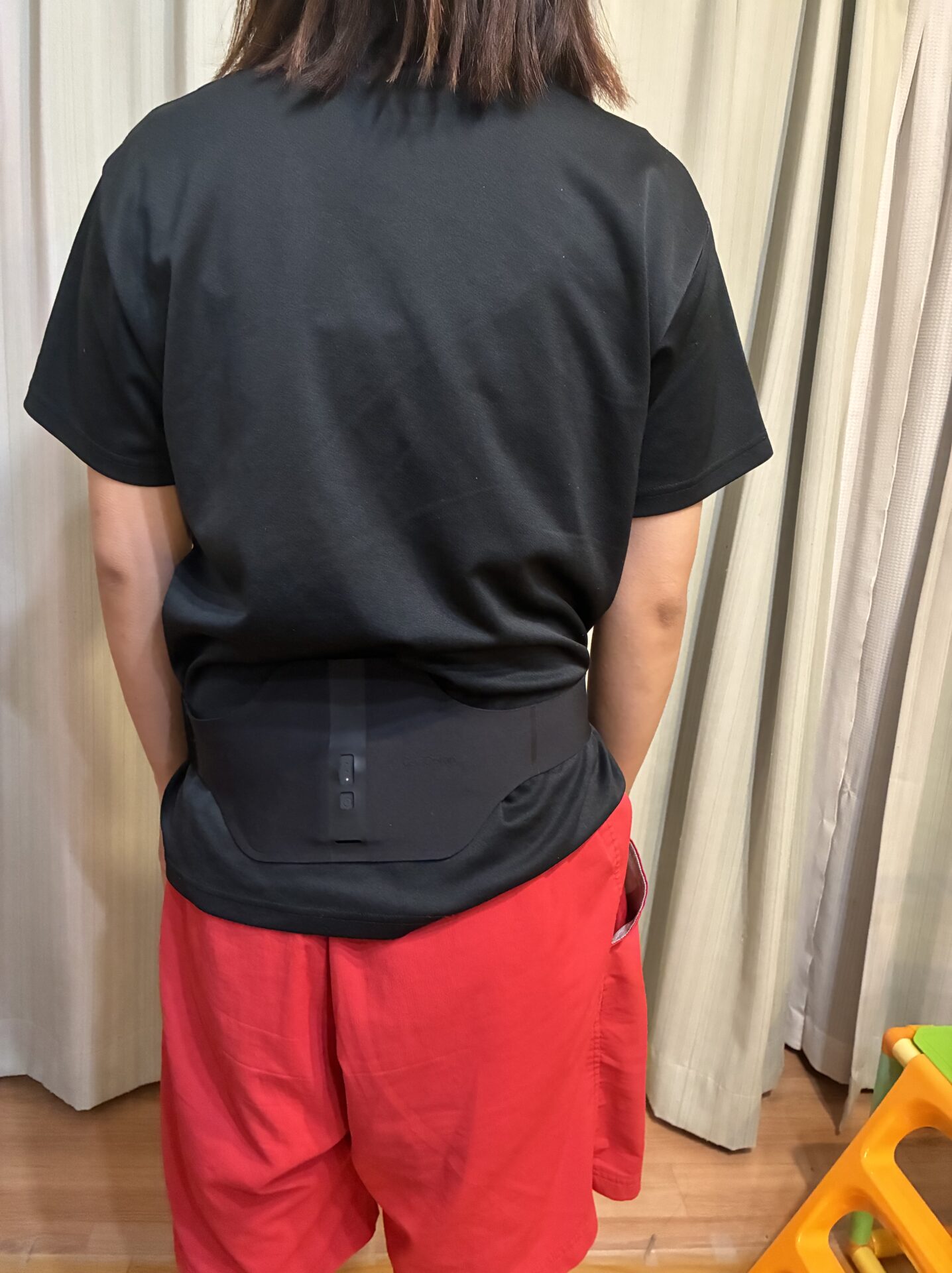 コリコランワイドを腰に装着して服の中に隠した様子