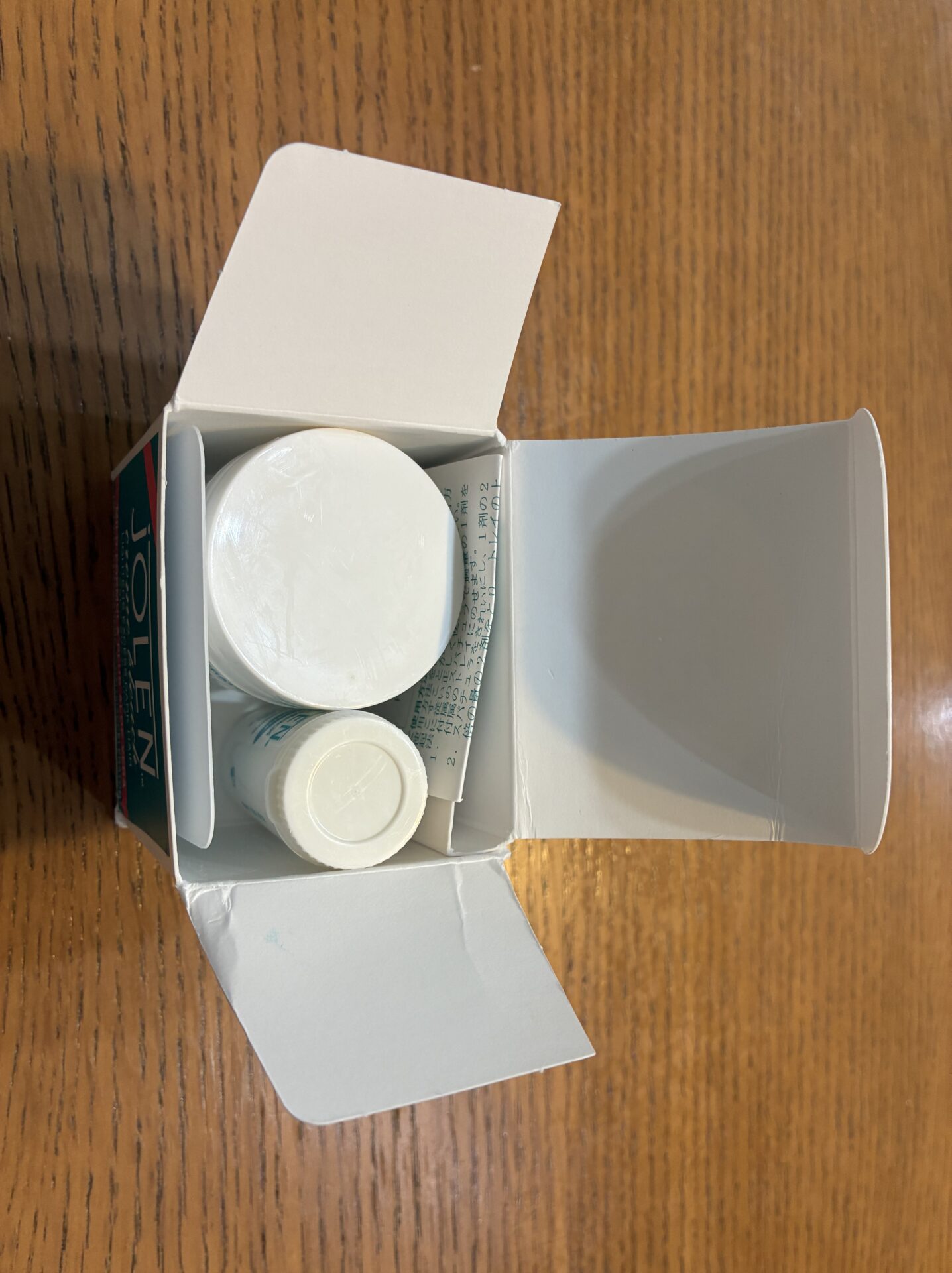 ジョレンクリームブリーチの箱を開けたところ