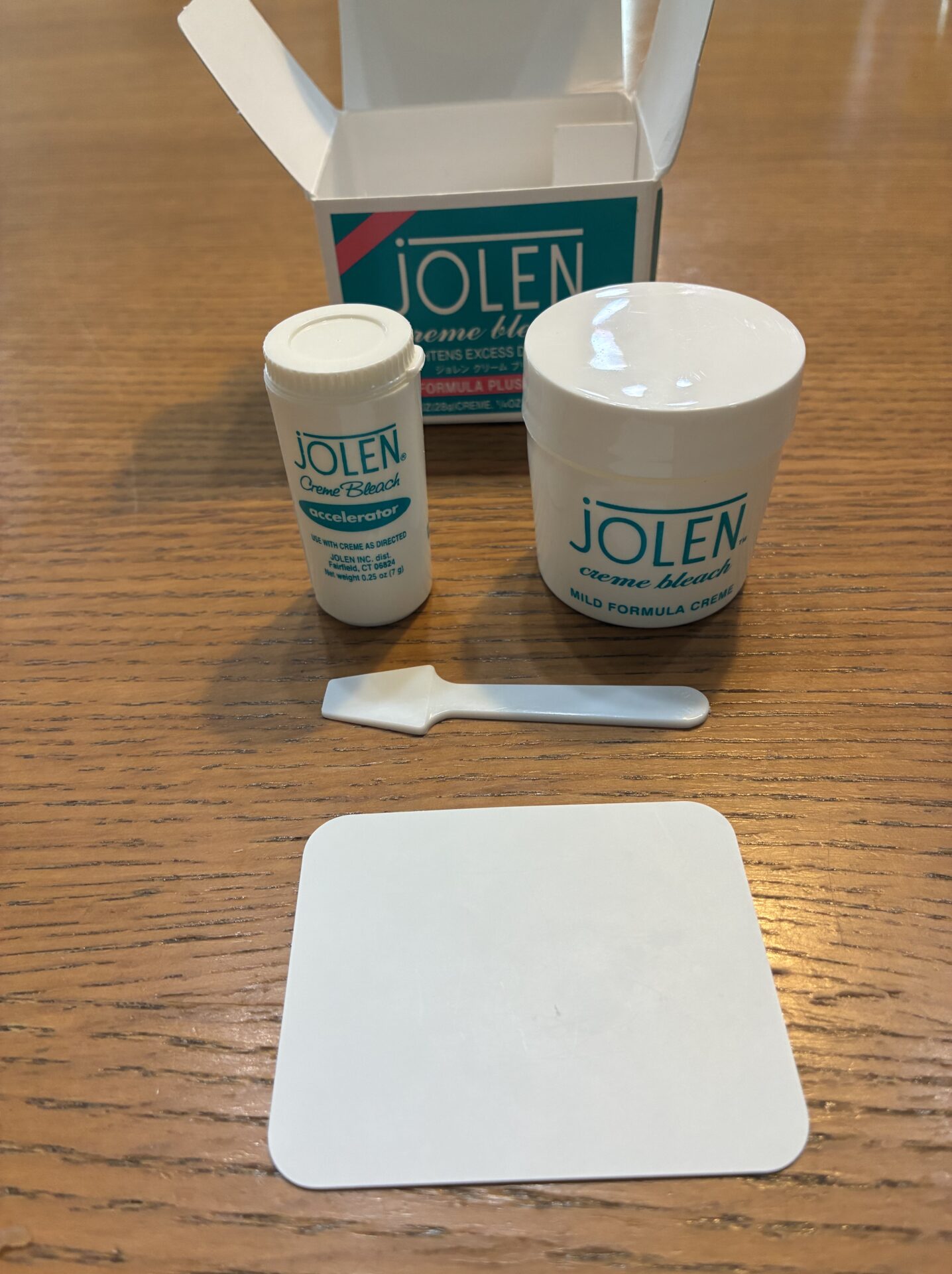 ジョレンクリームブリーチの箱と中身一式