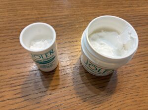 ジョレンクリームブリーチの1材と2材のふたを開けた様子