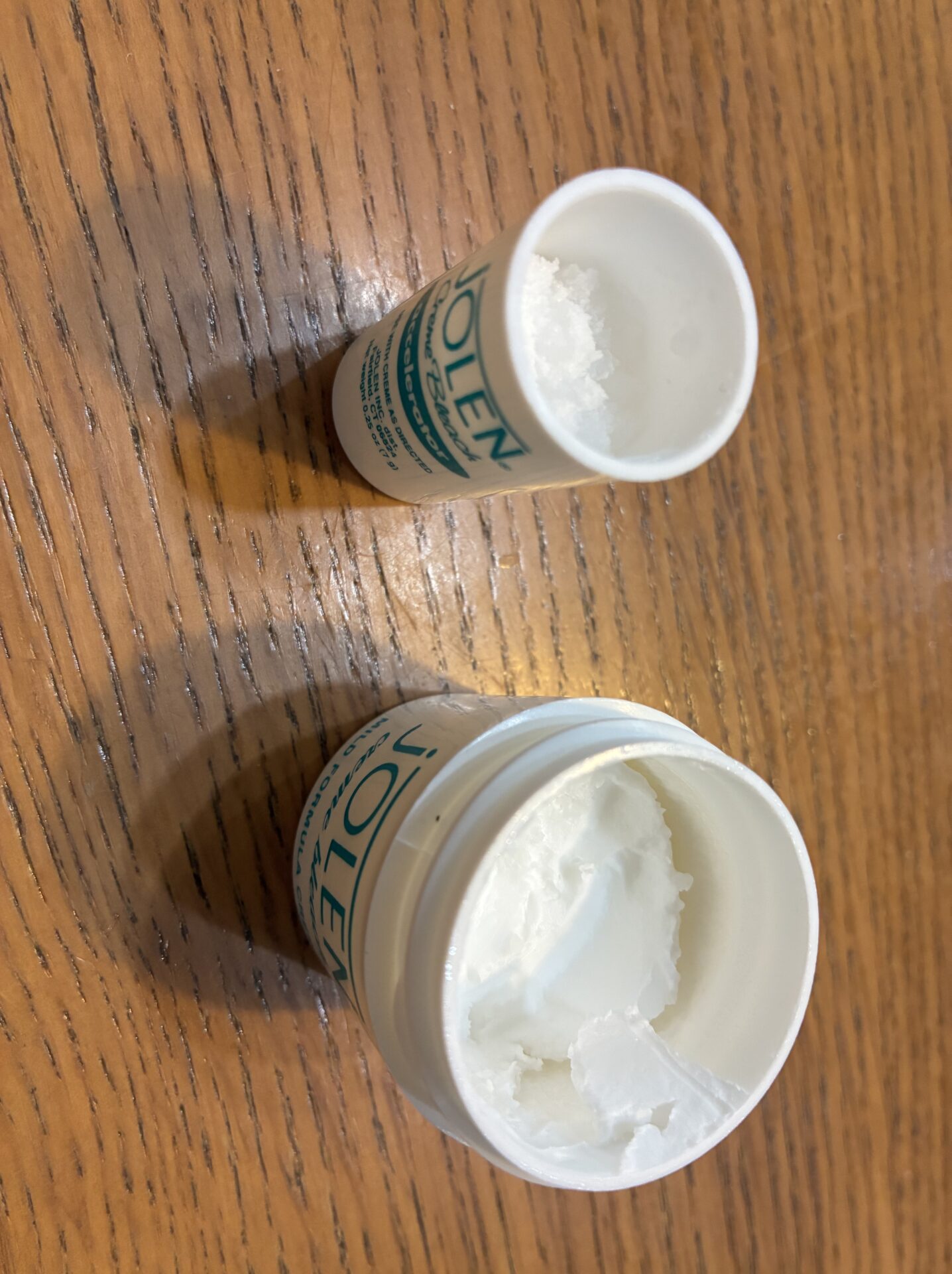 ジョレンクリームブリーチの1材と2材のふたを開けた様子