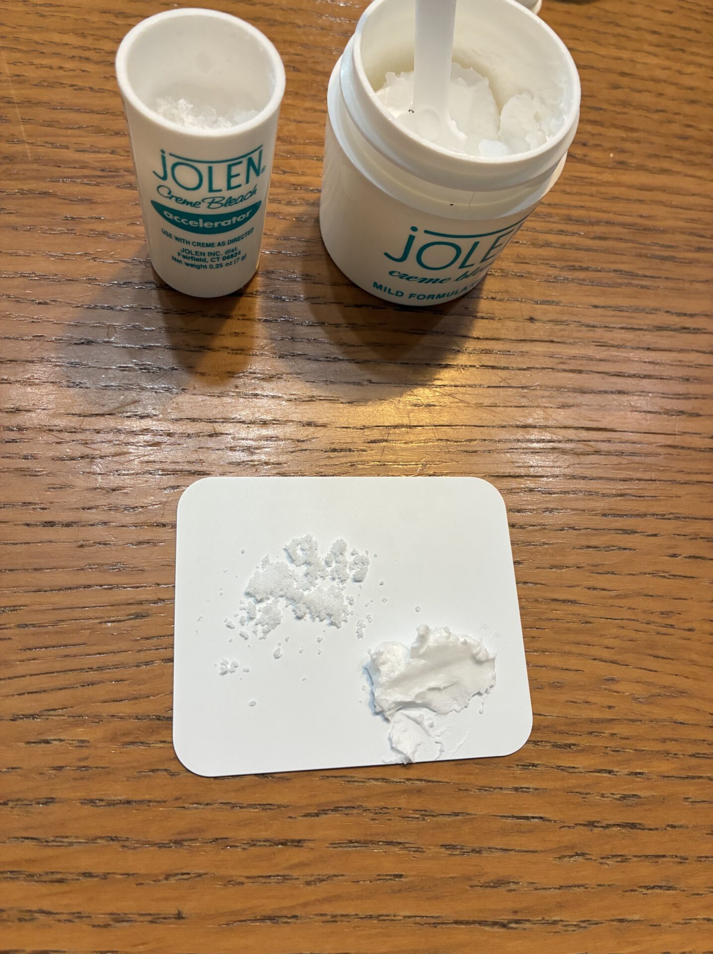 ジョレンクリームブリーチの1材と2材をトレイに出した様子