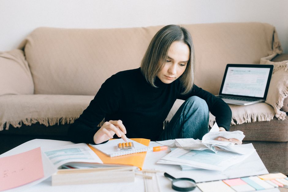 自宅でパソコンを使って経理作業をする女性