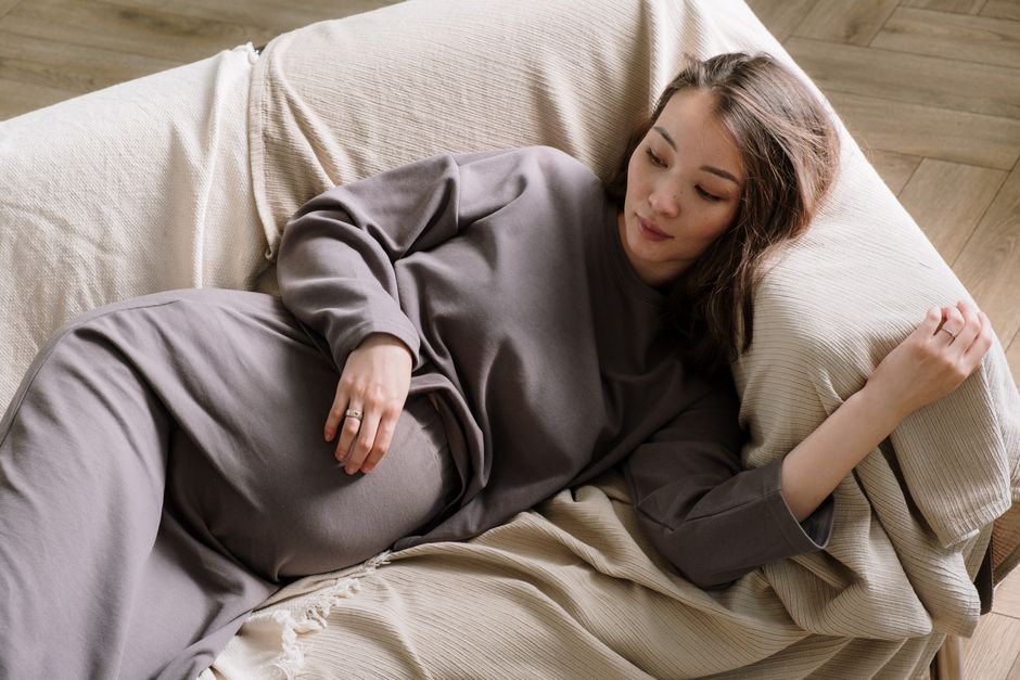 ソファで体を休める妊婦さん