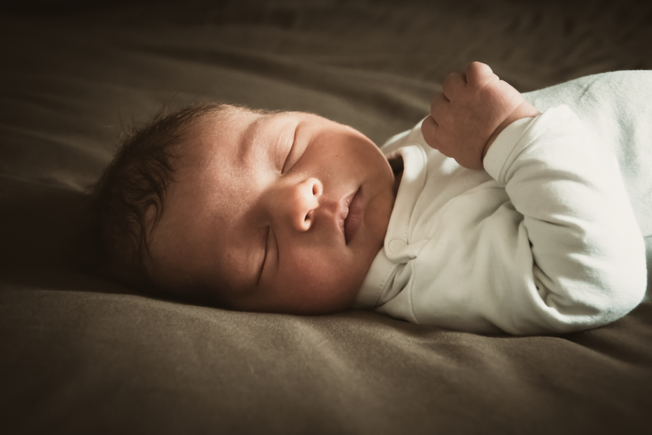 すやすや眠る新生児