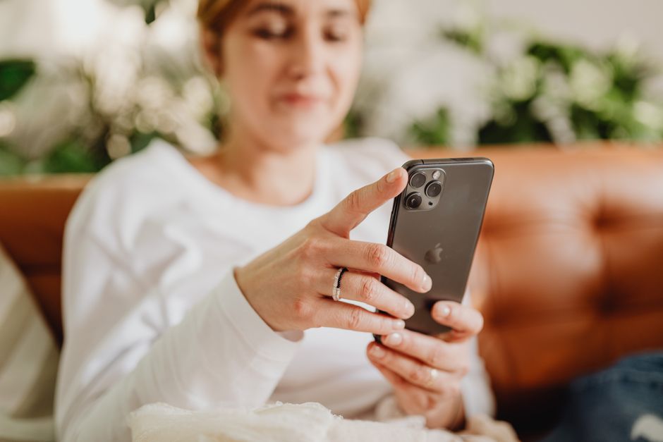 スマホでマイページの手続きをする女性