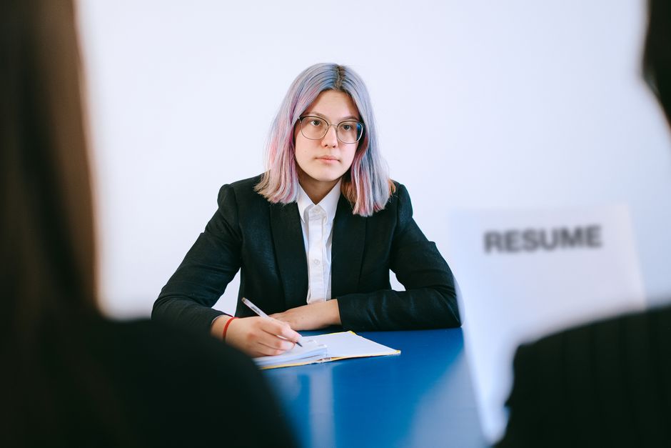 正社員の面接を受ける女性