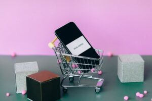 スマホとショッピングカートでネットショッピングのイメージ