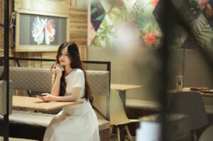 スマホを見ながら購入を考える女性